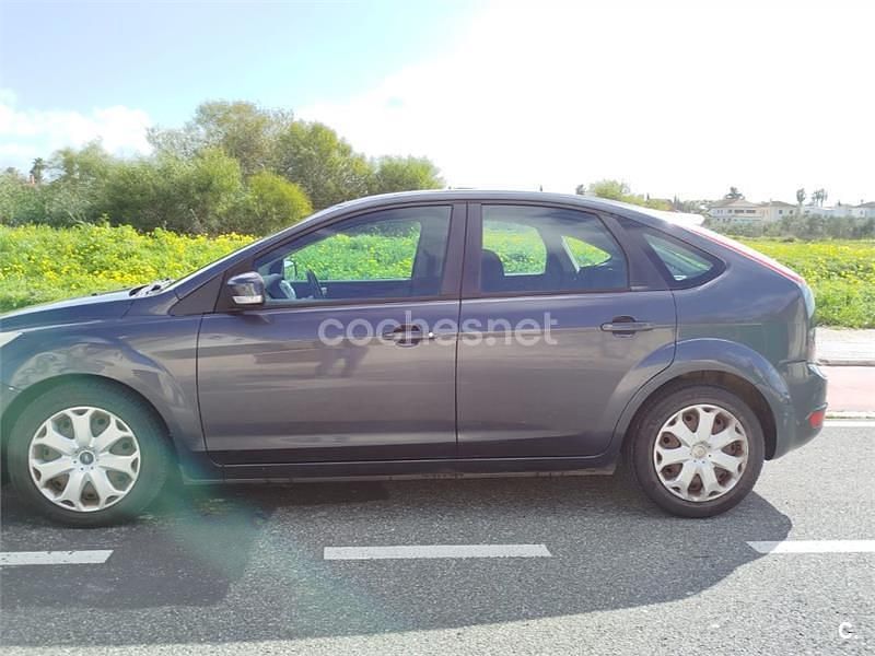 Usado Ford Focus Trend 90 CV (66 kW) 2010 Gris / plata Berlina