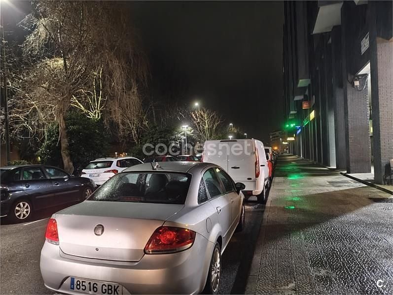 Usado Fiat Linea Emotion 90 CV (66 kW) 2008 Gris / plata Berlina