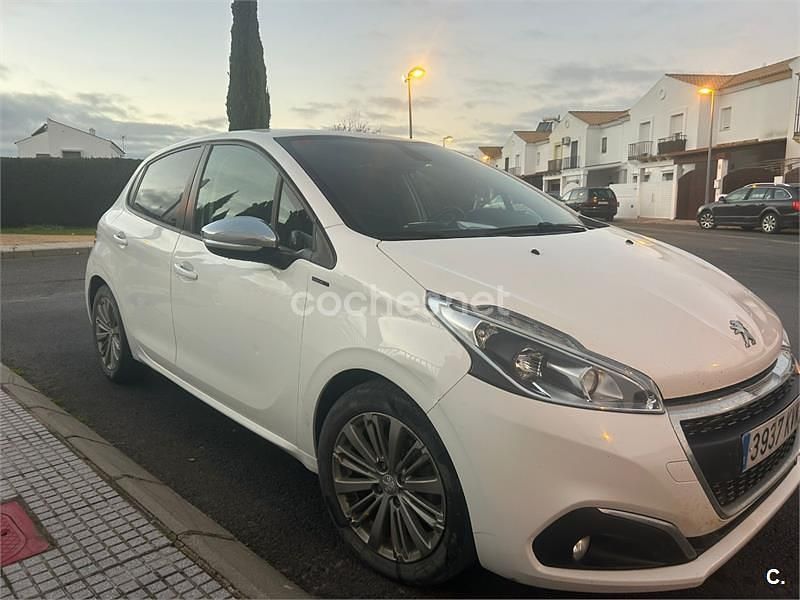 Używany Peugeot 208 Signature Sky 99 KM (72 kW) 2019 Biały Hatchback