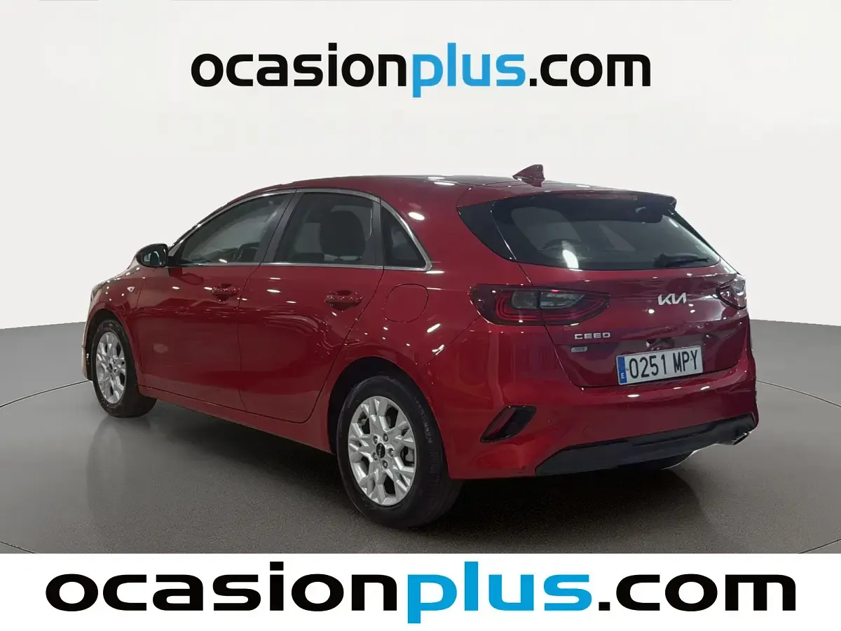 Usado Kia Ceed 120 CV (88 kW) 2024 Rojo Utilitario