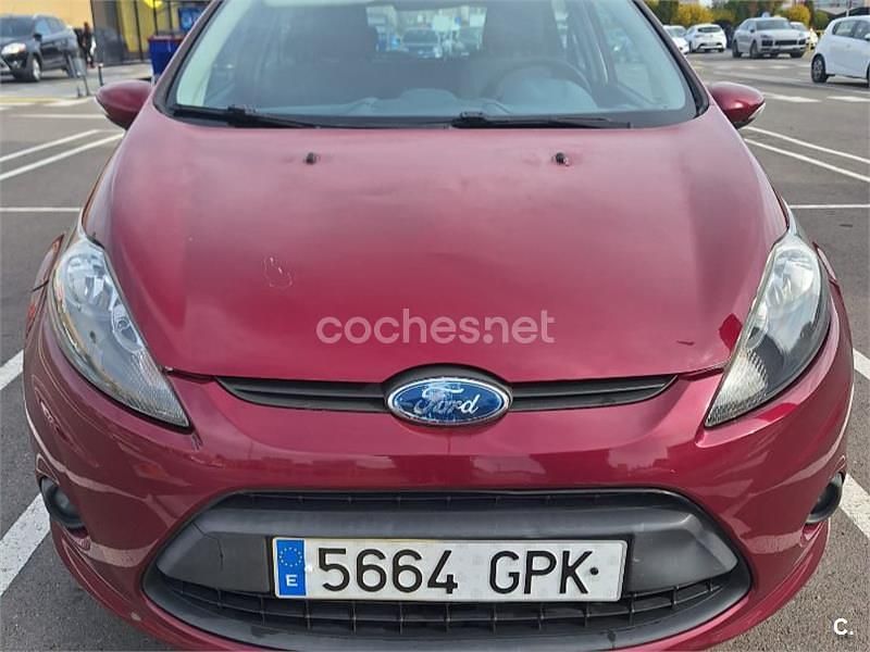 Usado Ford Fiesta Trend 96 CV (70 kW) 2009 Granate Berlina