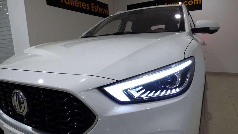 Usado MG ZS Luxury 106 CV (77 kW) 2023 Blanco SUV