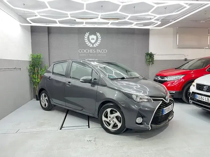 Usado Toyota Yaris Hybrid Advance 100 CV (73 kW) 2016 Gris / plata Berlina