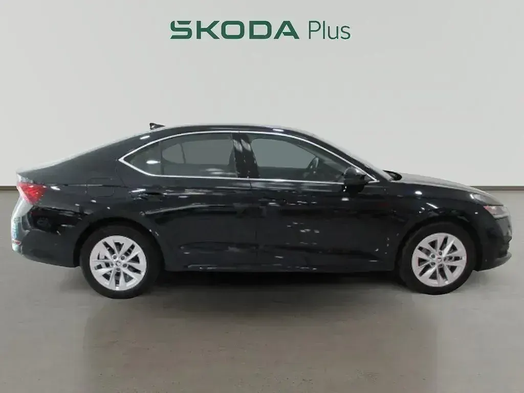 Usado Skoda Octavia Selection 110 CV (80 kW) 2024 Negro Berlina