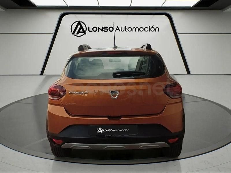 Usado Dacia Sandero Expression 91 CV (66 kW) 2022 Naranja Berlina