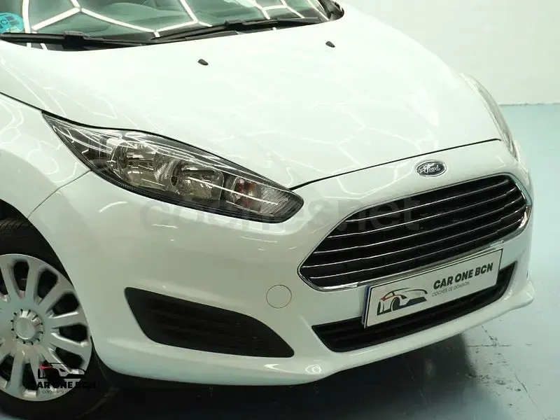 Usado Ford Fiesta Trend 82 CV (60 kW) 2015 Blanco Utilitario