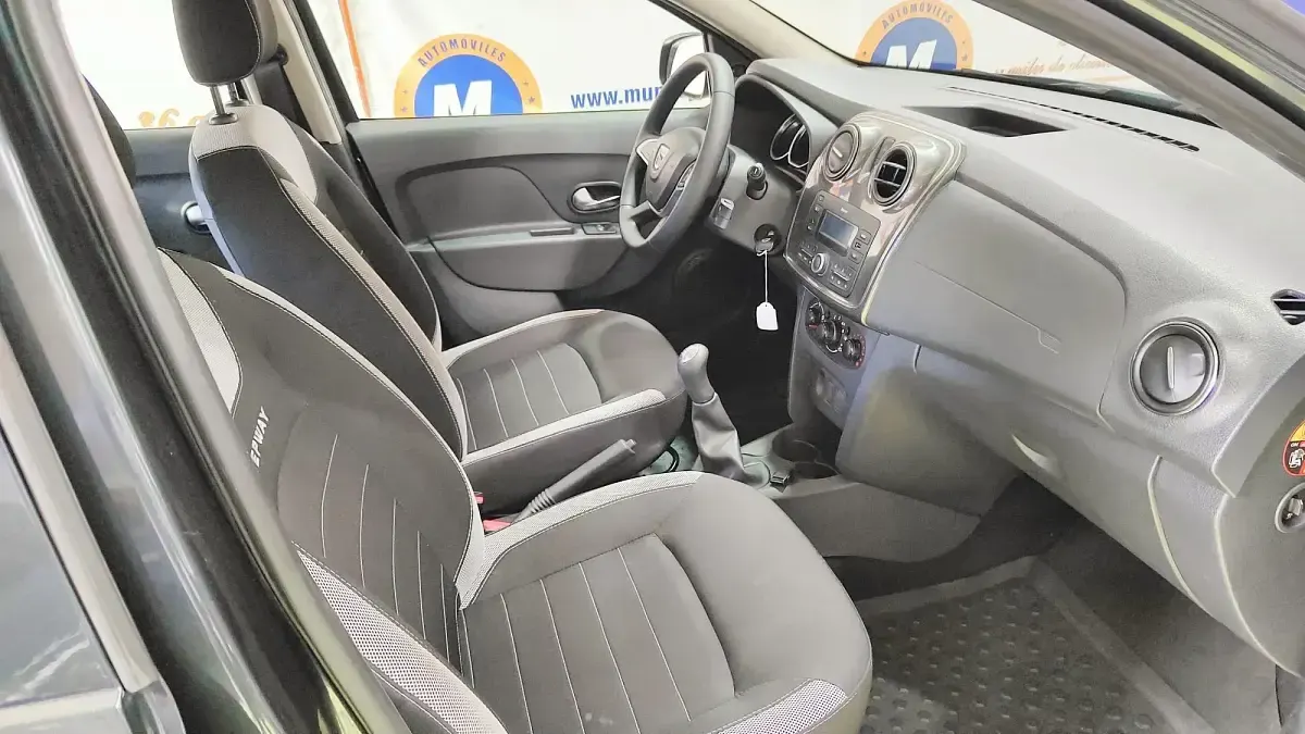 Usado Dacia Sandero Essentiel 90 CV (66 kW) 2019 Gris Utilitario