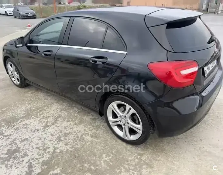 Usado Mercedes A200 Urban 136 CV (100 kW) 2015 Negro Utilitario