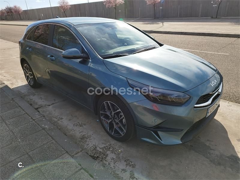Usado Kia Ceed 120 CV (88 kW) 2023 Gris / plata Utilitario