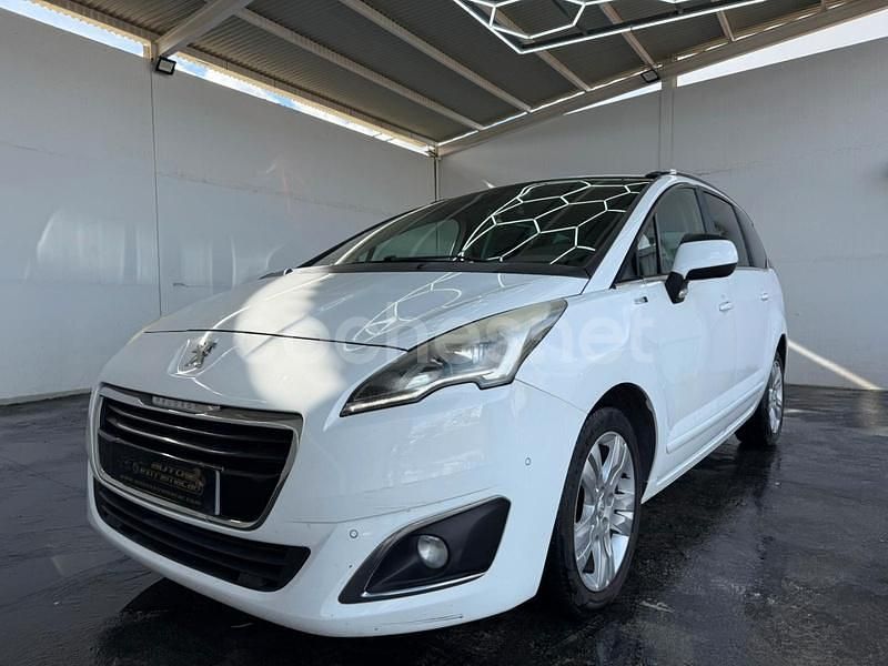Usado Peugeot 5008 Style 120 CV (88 kW) 2017 Gris / plata Monovolumen