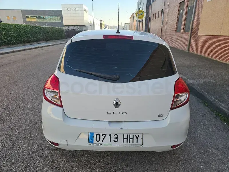 Usado Renault Clio IV Business 75 CV (55 kW) 2012 Blanco Berlina