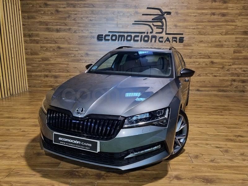 Usado Skoda Superb SportLine 150 CV (110 kW) 2022 Gris / plata Familiar