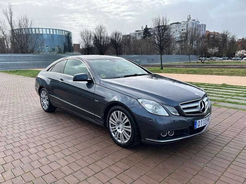 Usado Mercedes E220 170 CV (125 kW) 2011 Gris / plata Coupe
