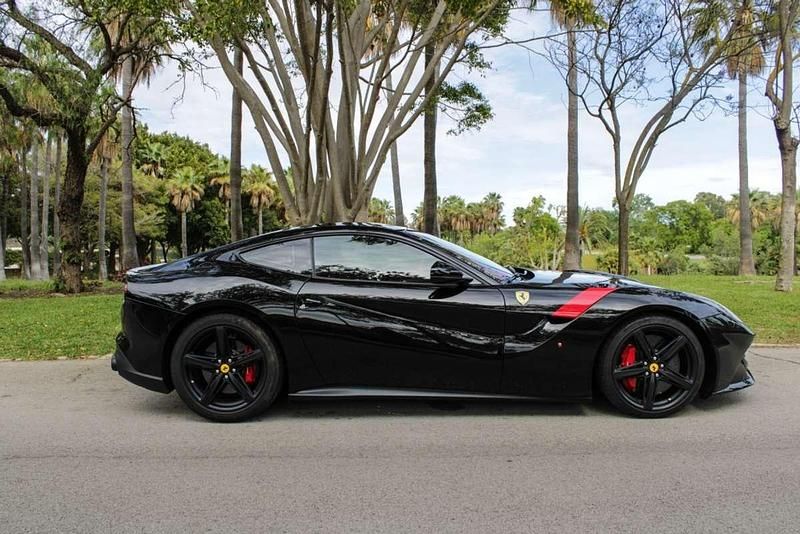 Negro Usado 2012 Ferrari F12 Coupe | 199.000 € - Imagen 1/4