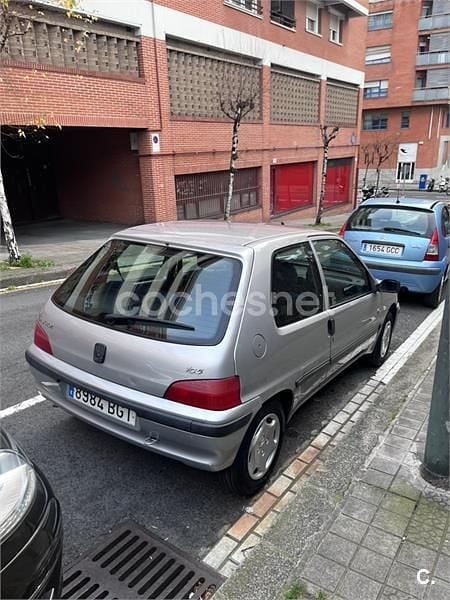 Usado Peugeot 106 60 CV (44 kW) 2001 Gris / plata Utilitario
