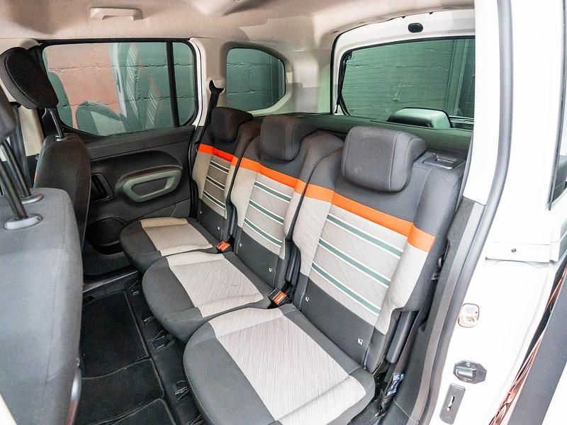 Usado Citroën Berlingo Shine 130 CV (95 kW) 2022 Blanco Monovolumen