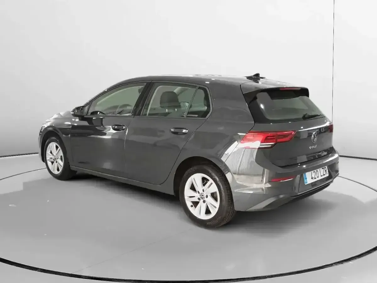Usado VW Golf VIII 116 CV (85 kW) 2022 Gris Berlina