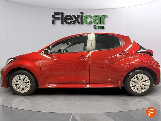 Usado Toyota Yaris Hybrid Active 116 CV (85 kW) 2023 Rojo Berlina