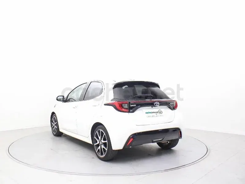 Usado Toyota Yaris Hybrid Style 116 CV (85 kW) 2022 Blanco Berlina