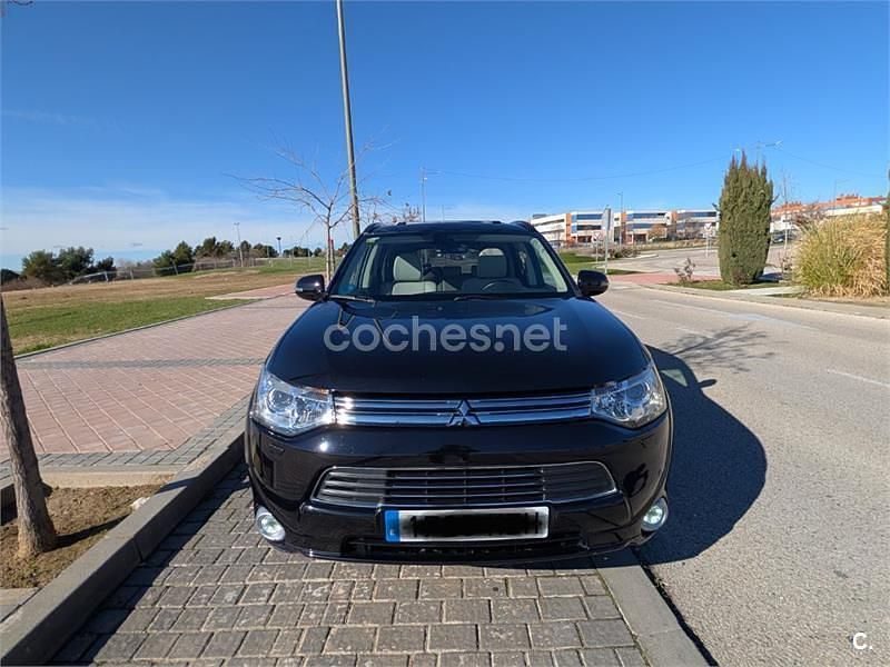 Usado Mitsubishi Outlander P-HEV 203 CV (149 kW) 2014 Negro SUV