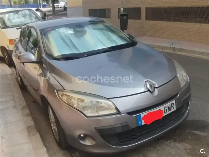 Usado Renault Mégane III Dynamique 105 CV (77 kW) 2009 Gris / plata Berlina