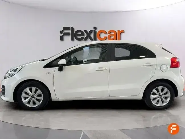 Usado Kia Rio 75 CV (55 kW) 2017 Blanco Berlina