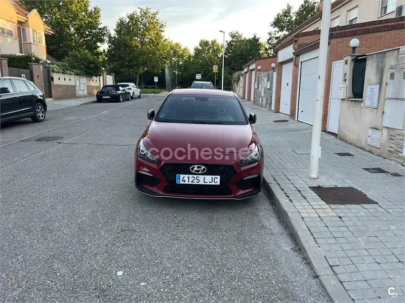 Usado Hyundai i30 140 CV (102 kW) 2020 Rojo Berlina