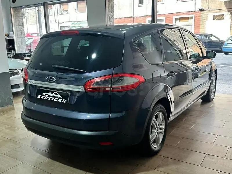 Usado Ford S-MAX Trend 140 CV (102 kW) 2014 Gris / plata Monovolumen