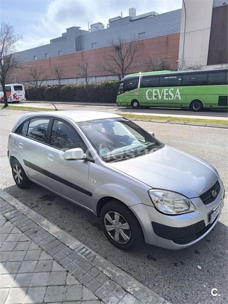 Usado Kia Rio EX 97 CV (71 kW) 2006 Gris / plata Berlina