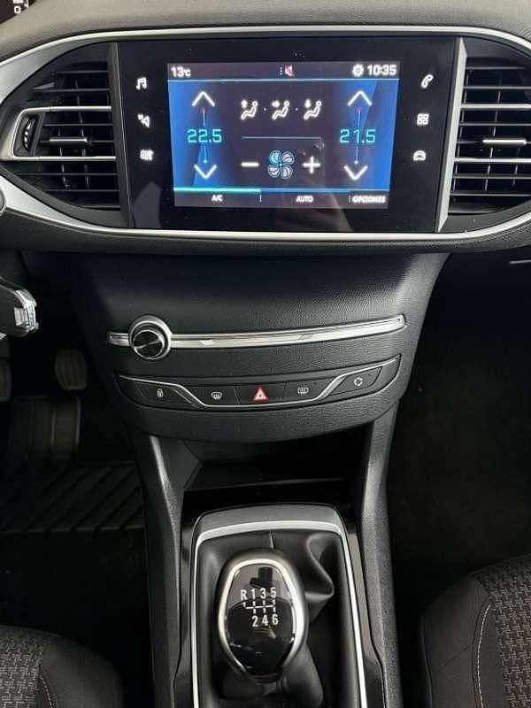 Usado Peugeot 308 129 CV (94 kW) 2021 Blanco Berlina