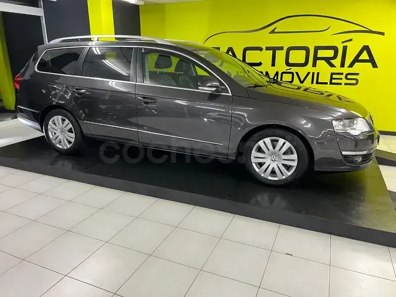 Usado VW Passat Highline 140 CV (102 kW) 2009 Gris / plata Familiar
