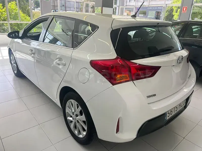 Usado Toyota Auris Active 132 CV (97 kW) 2015 Blanco Berlina