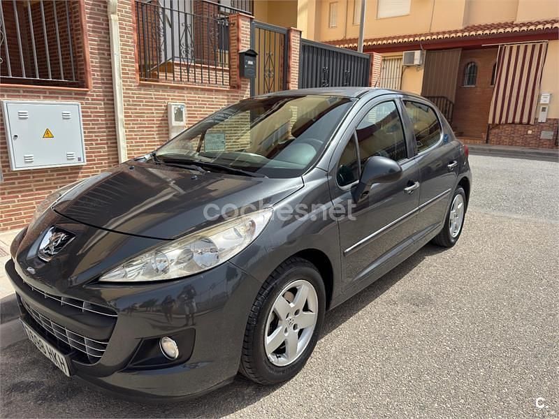Gris / plata Usado 2010 Peugeot 207 Berlina | 5300 € (Precio justo) - Imagen 1/4
