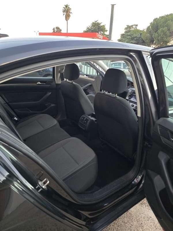 Usado VW Passat 122 CV (89 kW) 2022 Negro Familiar