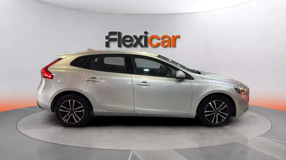 Usado Volvo V40 Momentum 120 CV (88 kW) 2017 Gris Berlina