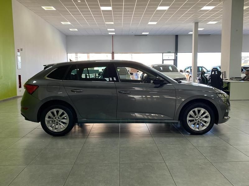 Usado Skoda Scala Selection 95 CV (69 kW) 2024 Gris Utilitario
