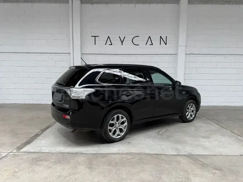 Usado Mitsubishi Outlander P-HEV Motion 203 CV (149 kW) 2014 Negro SUV