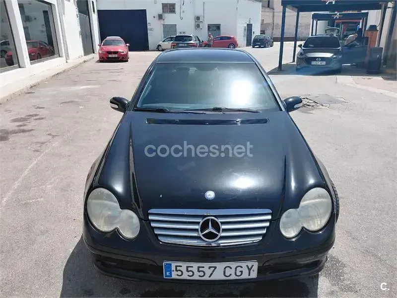 Usado Mercedes C220 143 CV (105 kW) 2003 Negro Berlina