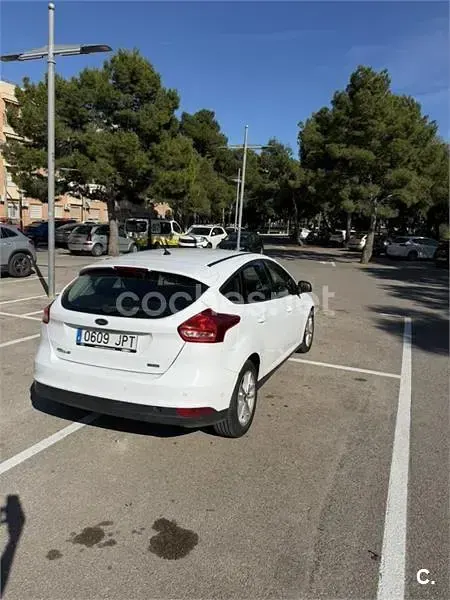 Usado Ford Focus Trend 125 CV (91 kW) 2016 Blanco Berlina