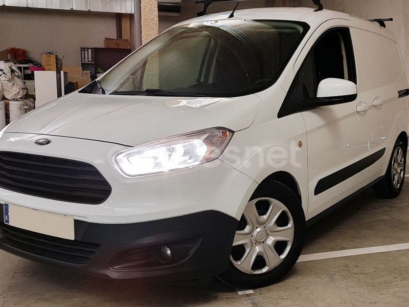 Usado Ford Tourneo Courier Trend 75 CV (55 kW) 2015 Blanco Monovolumen