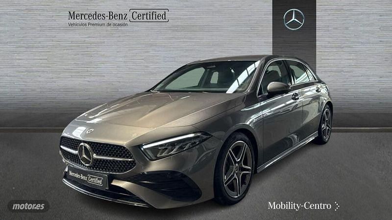 Usado Mercedes A180 116 CV (85 kW) 2024 Gris montaña Utilitario