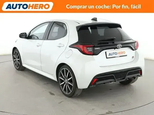 Begagnad Toyota Yaris Hybrid Sport 131 HK (96 kW) 2025 Vit Sedan