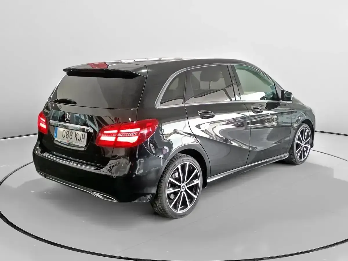 Usado Mercedes B180 109 CV (80 kW) 2018 Negro Utilitario