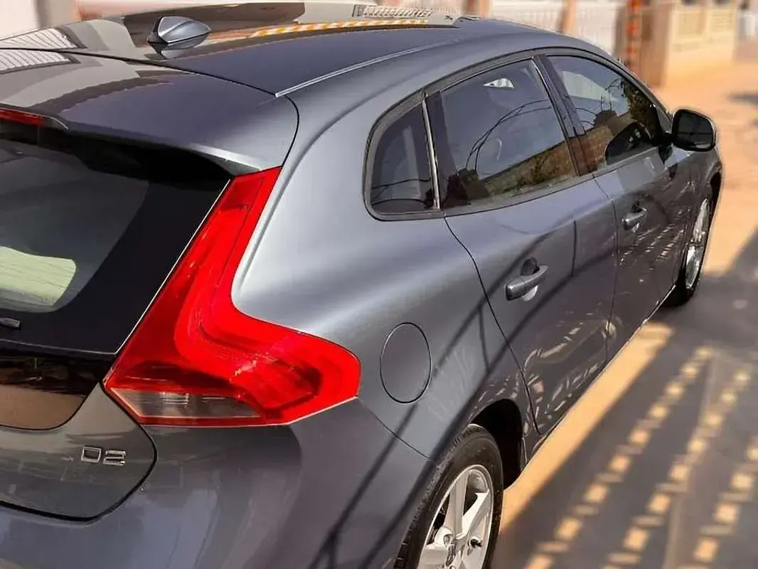 Usado Volvo V40 Kinetic 114 CV (83 kW) 2013 Gris Utilitario