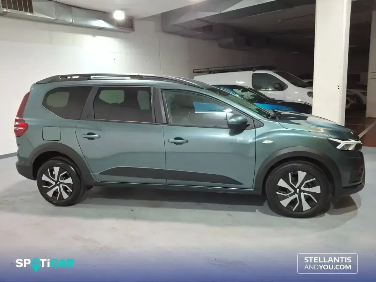 Usado Dacia Jogger Expression 110 CV (80 kW) 2025 Verde Monovolumen