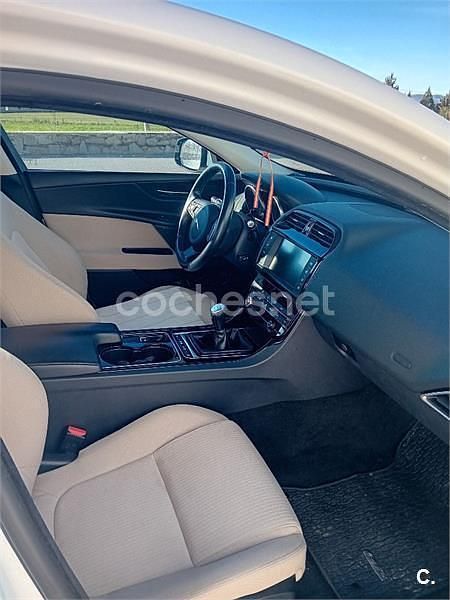 Usado Jaguar XE Prestige 180 CV (132 kW) 2016 Blanco Berlina
