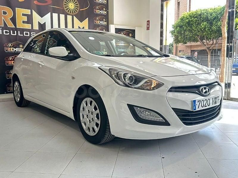 Usado Hyundai i30 GO! 100 CV (73 kW) 2014 Blanco Berlina