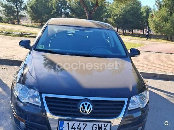 Negro Usado 2009 VW Passat Berlina | 7500 € (Buen precio) - Imagen 1/4