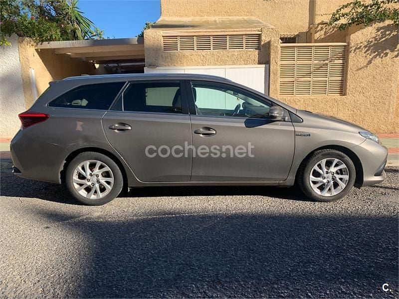 Usado Toyota Auris Hybrid Active 136 CV (100 kW) 2018 Gris / plata Familiar
