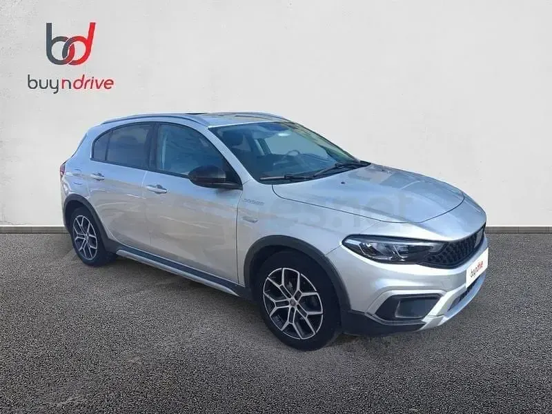 Usado Fiat Tipo Cross 101 CV (74 kW) 2022 Gris / plata Berlina